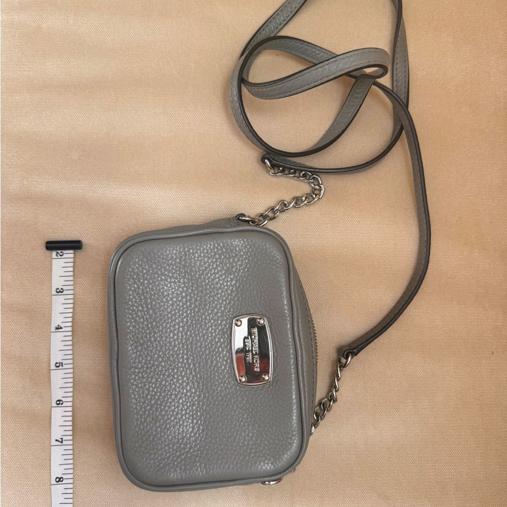 Michael Kors Crossbody, small purse. Leather.
